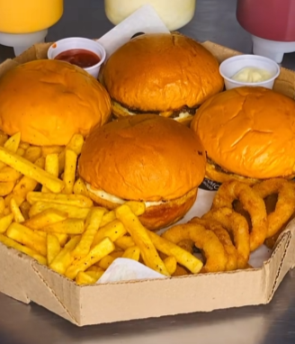 COMBO Família Smash - 4X Hambúrgueres + Refrigerante + Fritas + 4 Onion Rings + 4 Molhos Especiais