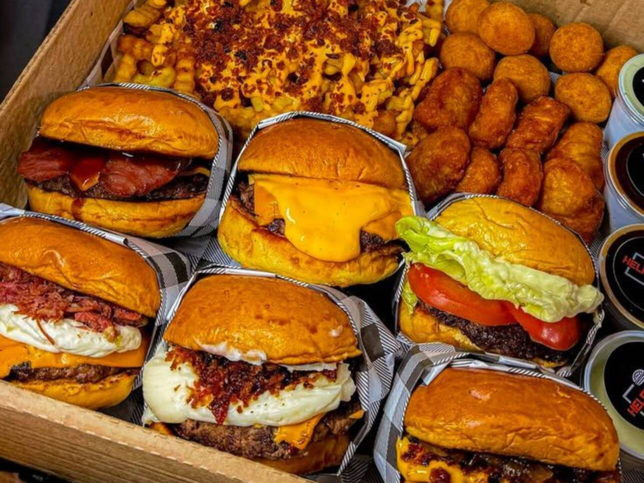 RODÍZIO EM CASA - 6X Hambúrgueres + 500g de Fritas + 500g Nuggets + 2X Coca Cola 2L + 4 Molhos Especiais